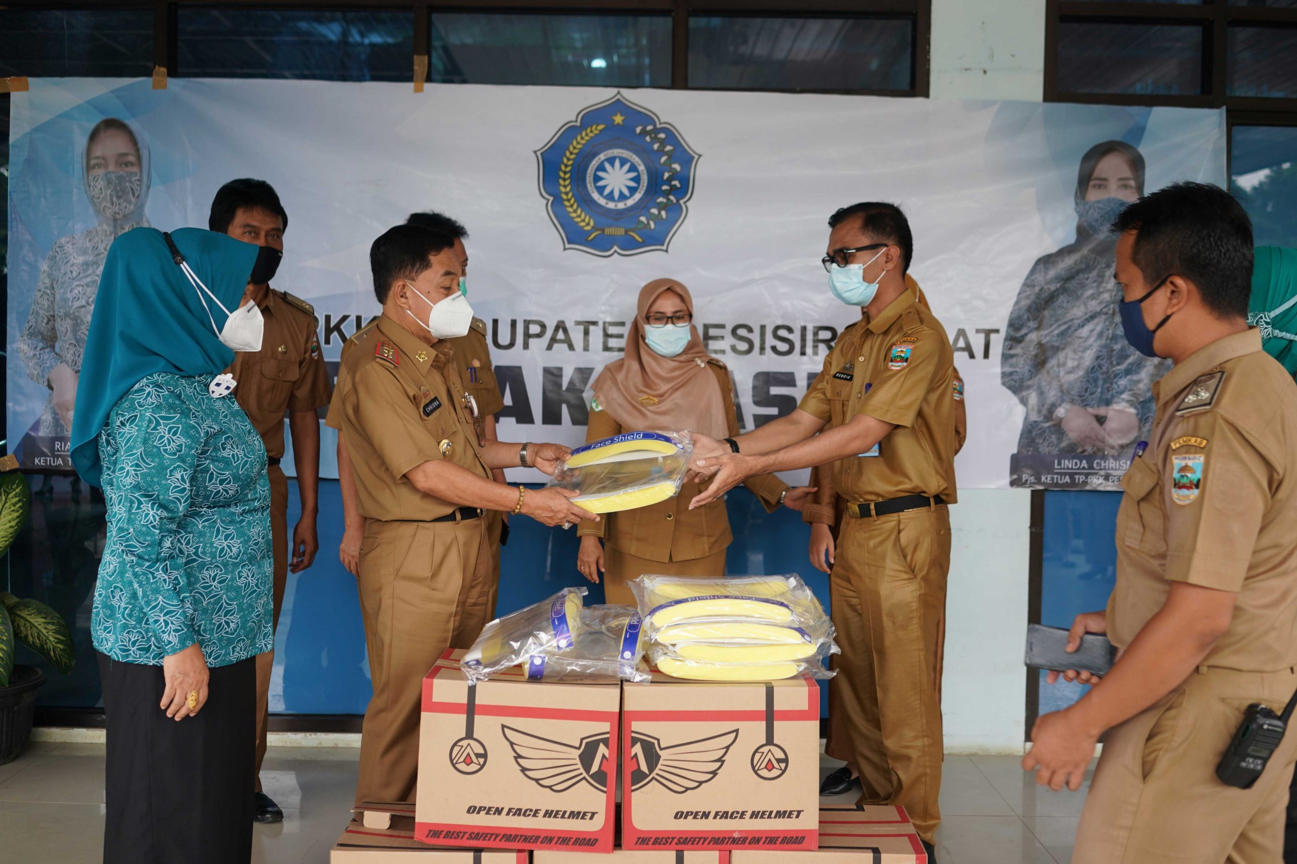 Cegah Penyebaran Covid-19, Pjs. Ketua TP. PKK Pesisir Barat Lakukan Kegiatan “Gebrak Masker”