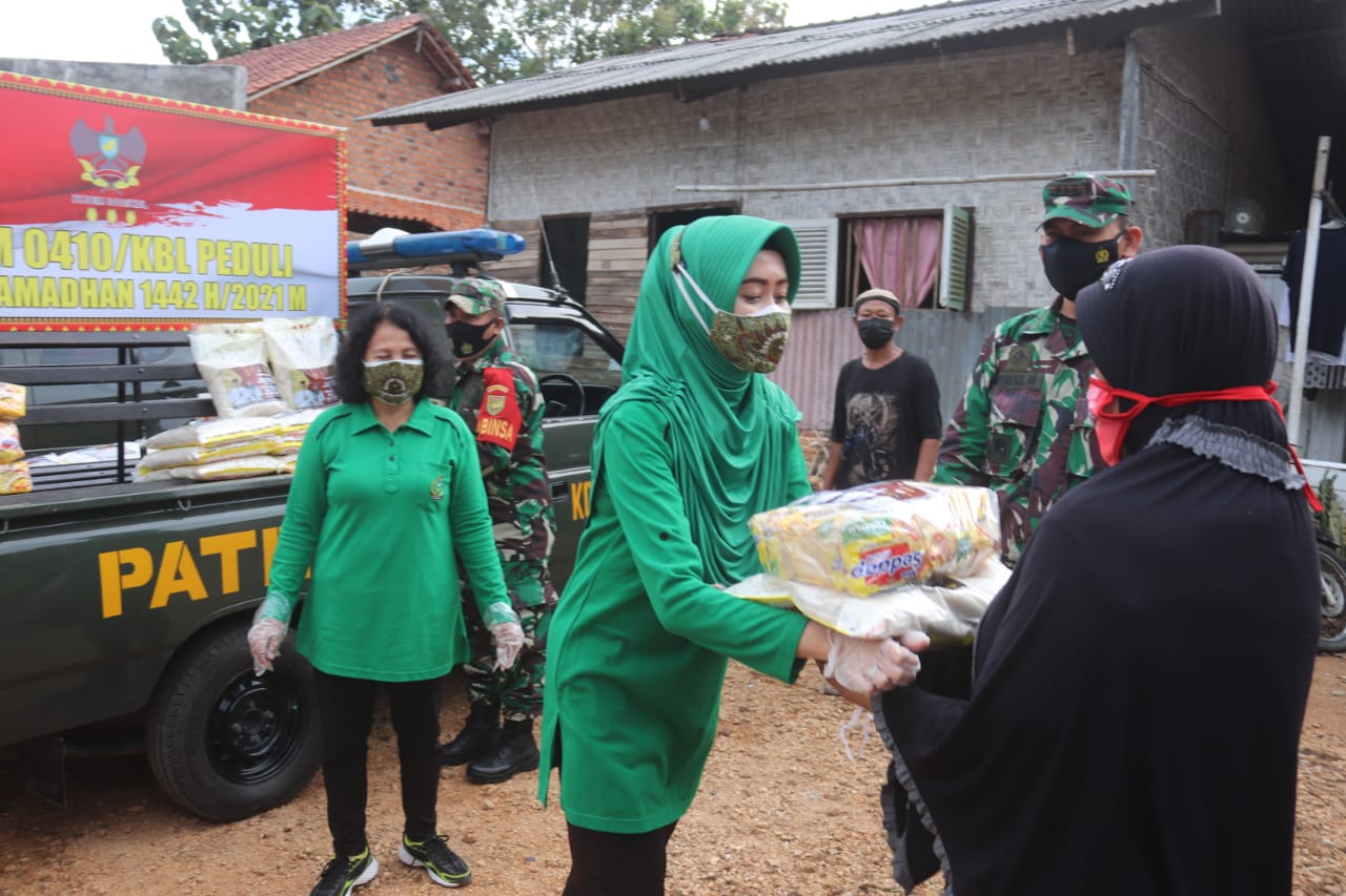 Dandim 0410/KBL Adakan KEgiatan Bakti Sosial Membagikan Sembako dan Masker