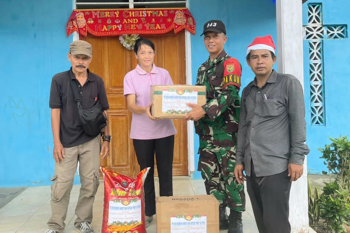 Sinergi Bagikan Sembako, Satgas Yonif 143/TWEJ Datangi Gereja Se-Distrik Senggi