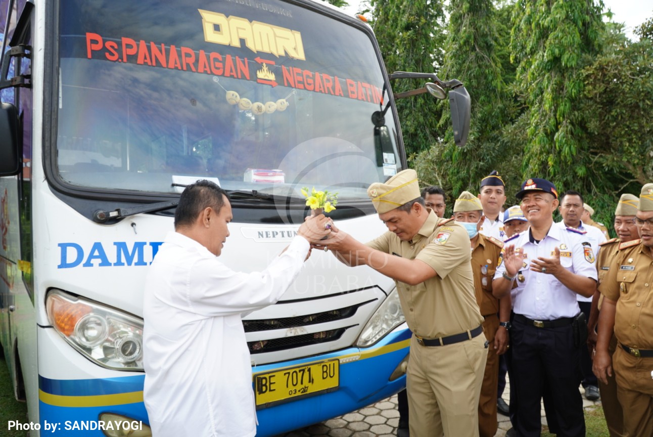 Sekda Tubaba Resmikan Operasional Trayek Bus Damri Perintis Rute Pasar Panaragan Pasar Negara Batin