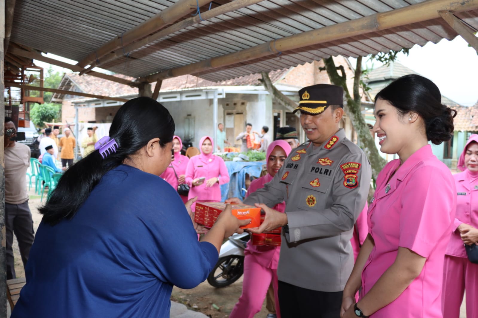 Door To Door, Kapolresta Bandar Lampung Bersama Ketua Bhayangkari Cabang Kota Bandar Lampung Bagikan Nasi Kotak Berbuka Puasa