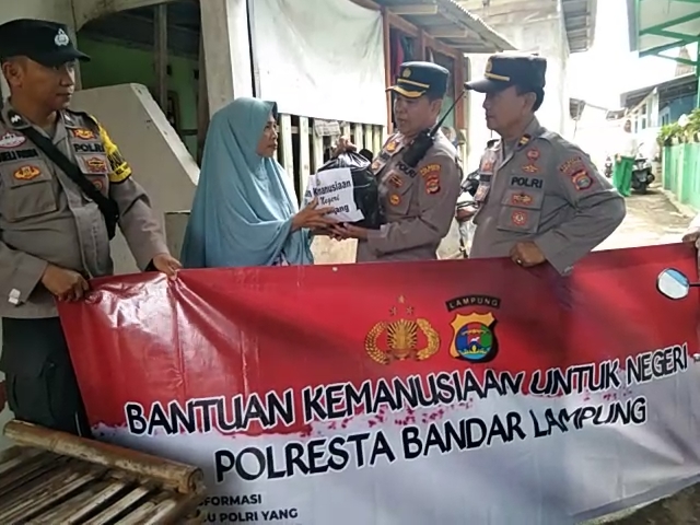 Polsek Panjang Bagikan Paket Sembako Kepada Warga Pesisir Pantai