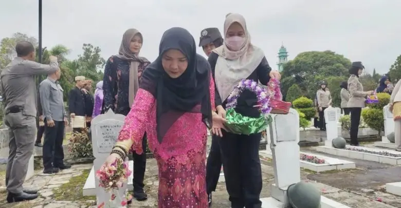 Peringati HUT Ke 342 Kota Bandar Lampung, Hj. Eva Dwiana Lakukan Ziarah Ke Makam Pahlawan