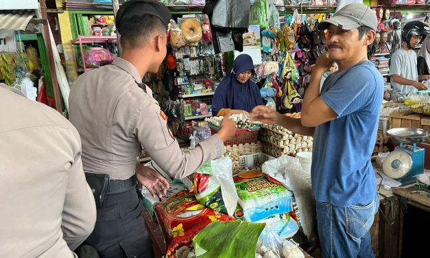 Polisi Hadir di Pasar Baru Way Kandis, Pastikan Keamanan Natal dan Tahun Baru