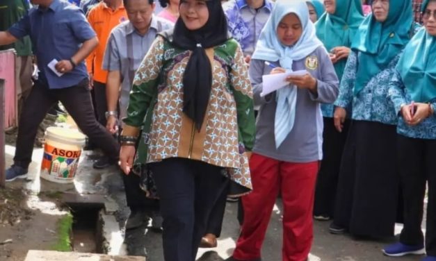 Walikota Bandar Lampung Hj. Eva Dwiana Sepulang Dari Mengikuti Retreat di Magelang Langsung Membagikan bantuan Untuk Korban Banjir