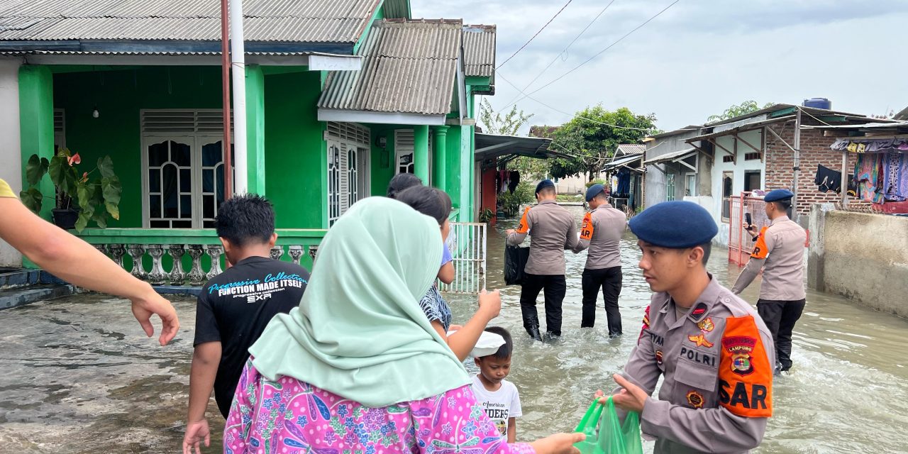 Brimob Lampung dirikan dapur lapangan bantu warga terdampak banjir di wilayah Tanjung Seneng