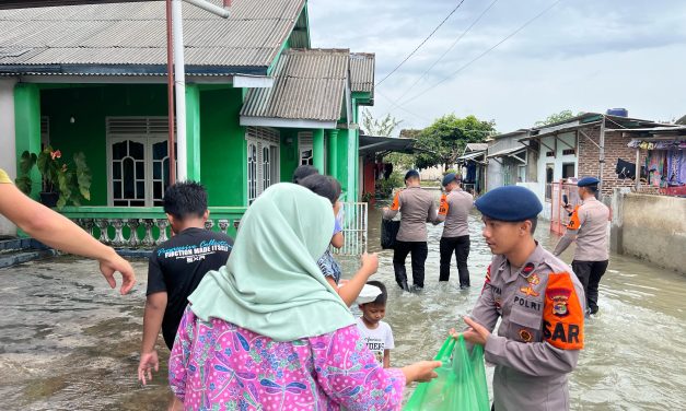 Brimob Lampung dirikan dapur lapangan bantu warga terdampak banjir di wilayah Tanjung Seneng