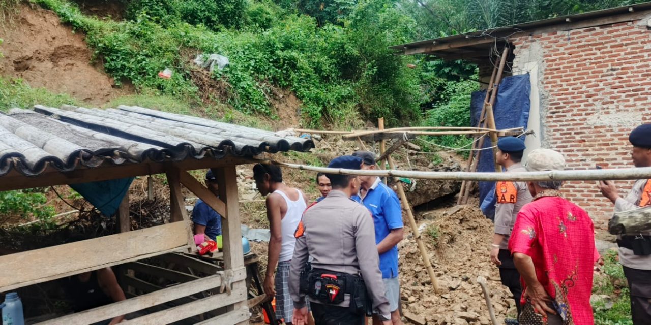 Rumah Warga Terdampak Tanah Longsor, SAR Brimob Batalyon A Pelopor Bantu Evakuasi