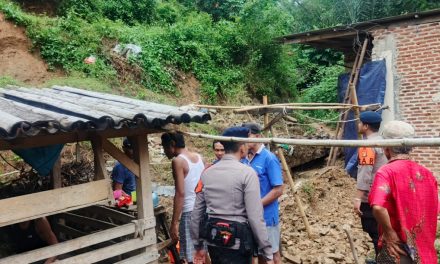 Rumah Warga Terdampak Tanah Longsor, SAR Brimob Batalyon A Pelopor Bantu Evakuasi