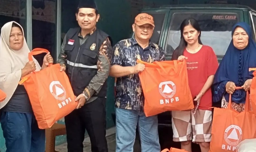 Walikota Bandar Lampung Hj. Eva Dwiana Menyalurkan Bantuan Kepada Masyarakat yang Terdampak Banjir di Kelurahan Campang Jaya Kecamatan Sukabumi