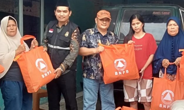 Walikota Bandar Lampung Hj. Eva Dwiana Menyalurkan Bantuan Kepada Masyarakat yang Terdampak Banjir di Kelurahan Campang Jaya Kecamatan Sukabumi