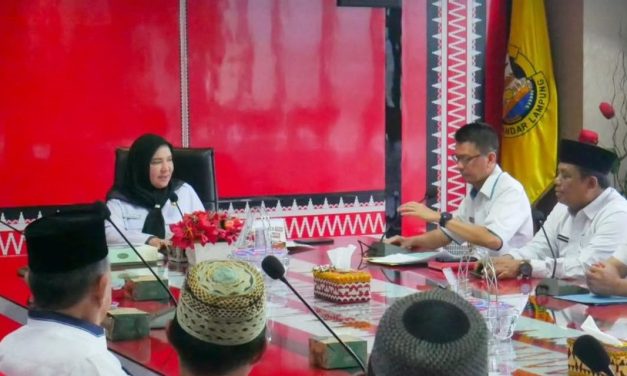 Walikota Bandar Lampung, Hj.Eva Dwiana Menyerahkan Bantuan Dana Hibah Secara Simbolis Untuk Masjid di 20 Kecamatan Kota Bandar Lampung Acara tersebut Berlangsung di Ruang Rapat Walikota Bandar Lampung