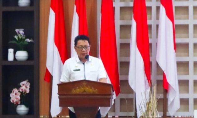 Pemerintah Kota Bandar Lampung Menyerahkan Petikan Surat Keputusan (SK) Walikota Bandar Lampung Tentang Pengangkatan CPNS Formasi Tahun 2024 di Lingkungan Pemerintah Kota Bandar Lampung