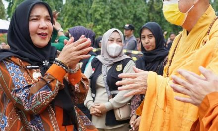 Walikota Bandar Lampung, Hj. Eva Dwiana Menghadiri Acara Bakti Sosial (Baksos) Pembagian Sembako oleh Pengurus Vihara Budhha Bhaisajyaguru. Di Kelurahan Pidada, Kecamatan Panjang
