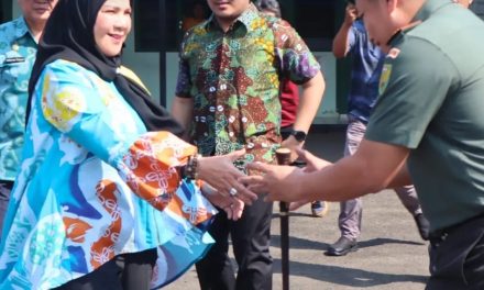 Walikota Bandar Lampung Hj. Eva Dwiana Melakukan Peletakan Batu Pertama dalam Rangka Pembangunan Aula Kodim 0410/KBL di Kecamatan Langkapura