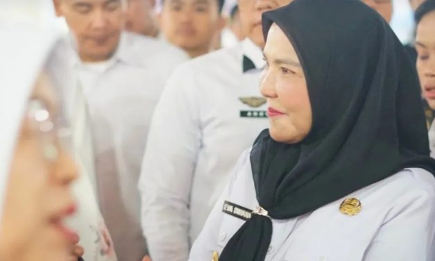 Walikota Bandar Lampung, Hj. Eva Dwiana Membuka Secara Langsung Kegiatan Bimbingan Manasik Haji Kota Bandar Lampung Tahun 1446 H / 2025 M di Aula Masjid Al-Furqon Kota Bandar Lampung