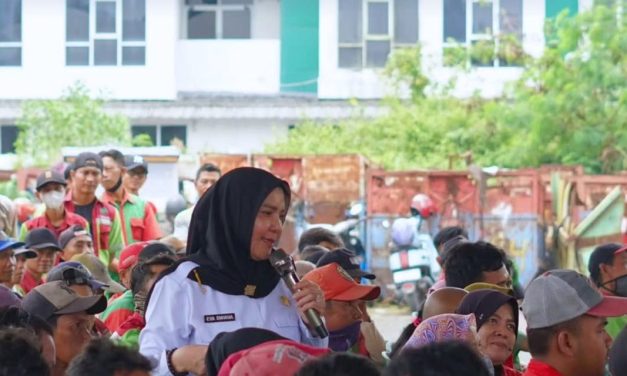 Walikota Bandar Lampung Hj. Eva Dwiana Menyalurankan Zakat, Infaq, dan Sedekah Kepada Petugas Dinas Lingkungan Hidup Kota Bandar Lampung