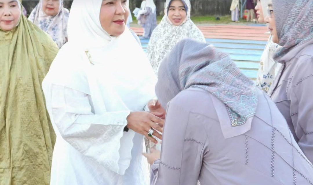 Walikota Bandar Lampung, Hj. Eva Dwiana mengikuti Sholat Idul Fitri bersama Keluarga, para Pejabat Pimpinan Tinggi Pratama Pemerintah Kota Bandar Lampung Beserta Masyarakat di Lapangan Way Dadi Kota Bandar Lampung