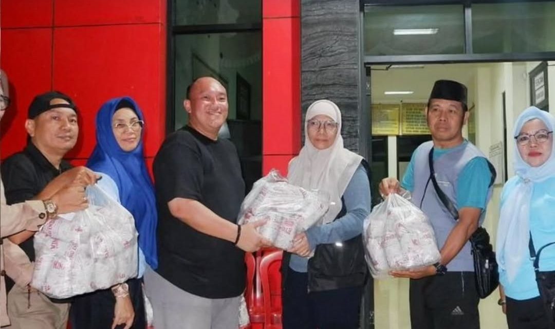 Pemerintah Kota (Pemkot) Bandar Lampung Menyalurkan Bantuan Berupa Nasi Bungkus dan Air Mineral Kepada Para Korban Banjir Yang Terjadi di Daerah Kecamatan Tanjung Senang