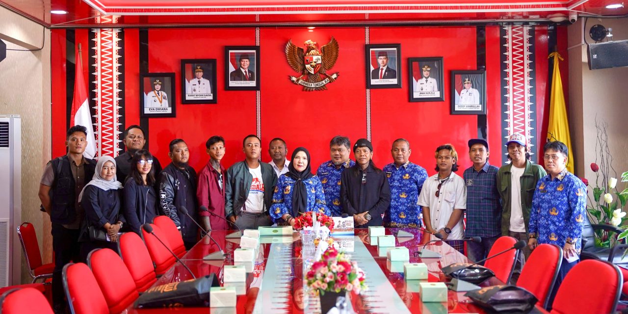 Sebanyak 7 Seniman Mural Di Bandar Lampung Berangkat Umroh Dari Bunda Eva