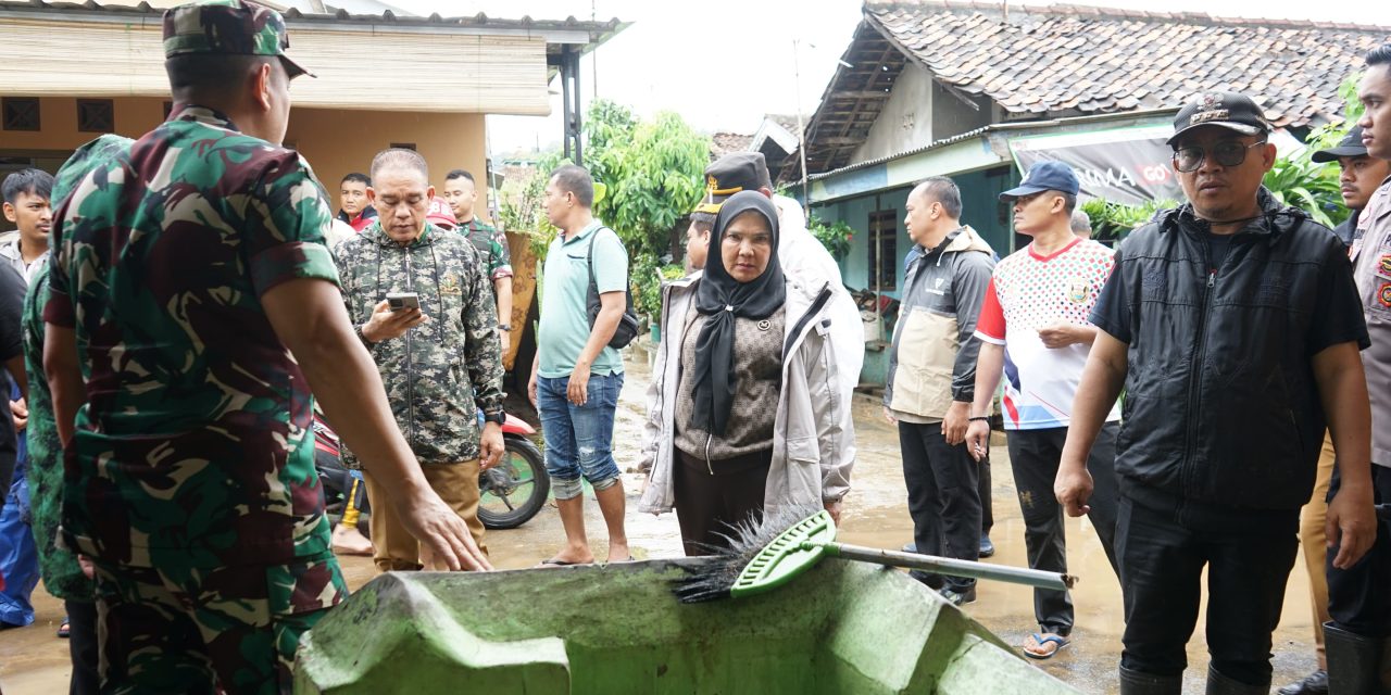 Walikota Bandar Lampung Eva Dwiana Meninjau lokasi terdampak banjir di kecamatan panjang