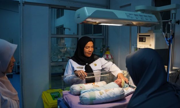 Jenguk Bayi Terlantar, Bunda Eva Doakan Tumbuh Jadi Anak yang Kuat