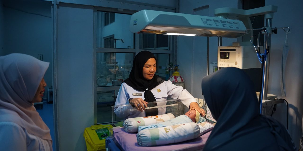 Jenguk Bayi Terlantar, Bunda Eva Doakan Tumbuh Jadi Anak yang Kuat
