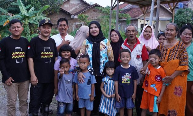 PDAM Way Rilau Kota Bandar Lampung fokus dalam meningkatkan kinerja jajaran. Peningkatan kinerja mulai dari dari produksi, distribusi, pelayanan hingga penagihan.  “Upaya peningkatan kinerja mulai dari produksi. Hal ini tentunya perlu didukung dengan pendanaan yg memadai. Upaya lain juga dilakukan dengan menekan pengeluaran atau efisiensi antara lain efisiensi terhadap beberapa komponen seperti listrik dan tunjangan pegawai”, Ungkap Maidasari Direktur PDAM Way Rilau saat di Konfirmasi Senin 5 Mei 2025.  Efesinsi sifatnya hanya sementara, Maidasari meminta dukungan semua pihak agar pelayanan PDAM terus meningkat. “Tapi kami pastikan efesinsi tidak akan menggangu pelayanan kepada pelanggan. Apabila ada kebocoran pipa di lapangan mohon segera informasikan kepada PDAM. Tim kami siap melayani 24 jam”, tambah Maidasari.  Maidasari menambahkan untuk gaji para pegawai PDAM tak ada kendala dan selalu dibayarkan setiap bulan. “Semua pegawai PDAM baik yang di kantor maupun dilapangan telah menerima gaji dua bulan terakhir. Januari hingga April 2025 pegawai PDAM Way Rilau selalu mendapatkan gaji diakhir bulan”,tambah Maidasari.  Sementara itu, Siti salah satu Pegawai PDAM Way Rilau membenarkan bahwa gaji tiap bulan selalu di terima oleh dirinya.  “Dua bulan kemarin saya selalu terima gaji. Gak ada tuh yang katanya nunggak, saya juga bingung itu yang buat video dapat informasi dari mana”, tutup Siti