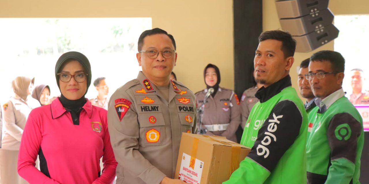 Hari Bhayangkara ke-79 : Polda Lampung Bagikan Bantuan Sosial Untuk Komunitas Ojek Online