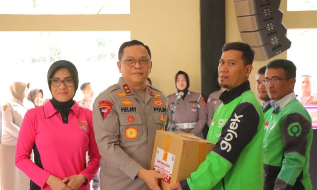 Hari Bhayangkara ke-79 : Polda Lampung Bagikan Bantuan Sosial Untuk Komunitas Ojek Online