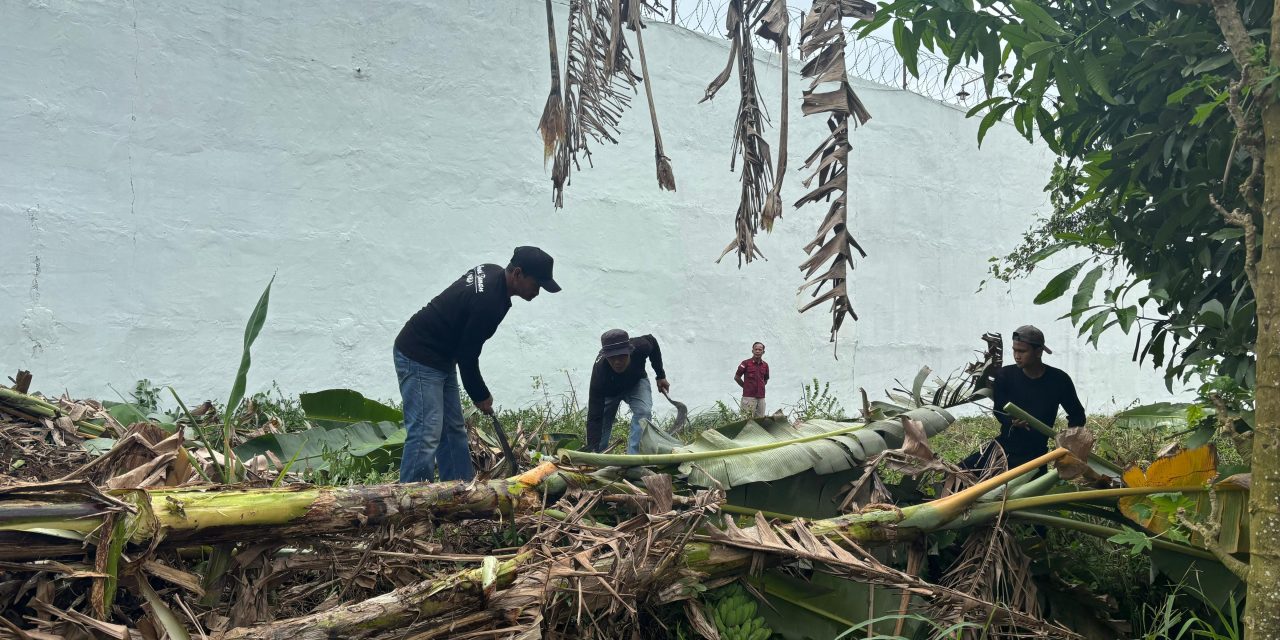 Ciptakan Lingkungan Bersih, Kalapas Narkotika Bandar Lampung Pimpin Aksi Bersih-Bersih Area Sekitar Lapas