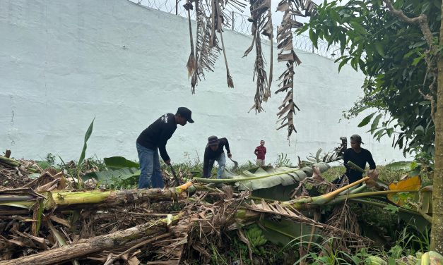 Ciptakan Lingkungan Bersih, Kalapas Narkotika Bandar Lampung Pimpin Aksi Bersih-Bersih Area Sekitar Lapas