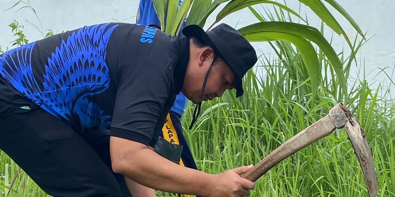 Dukung Program Menteri IMIPAS, Lapas Narkotika Bandar Lampung Optimalkan Lahan dengan Tanam Pohon Kelapa