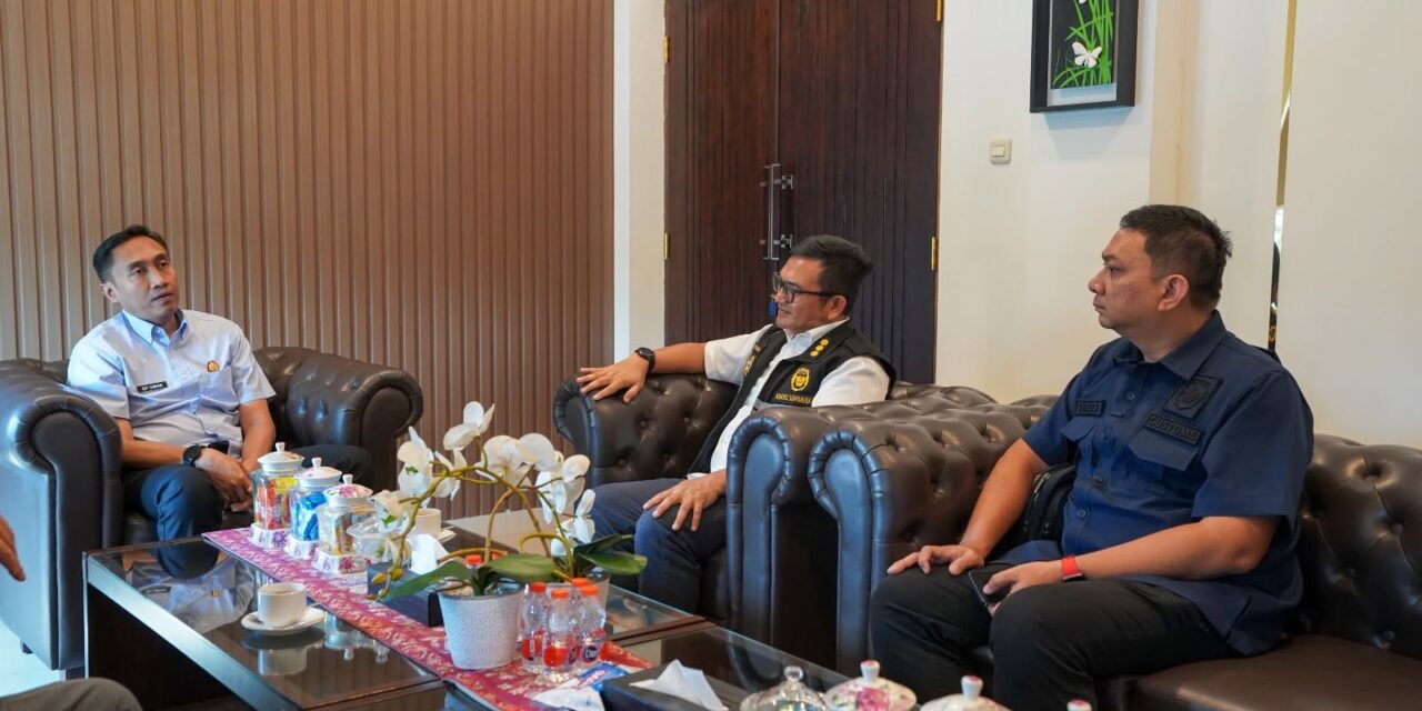 Bea Cukai Sumbagbar Menyerahkan Tersangka dan Barang Bukti Rokok Ilegal Ke Kejari Lampung Utara