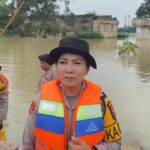 Turun Ditengah-tengah Masyarakat Kapolres Lampung Timur Siagakan Personel Bantu Penyebrangan Warga dan Anak Sekolah di Sungai Way Bungur