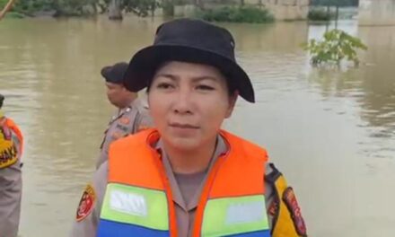 Turun Ditengah-tengah Masyarakat Kapolres Lampung Timur Siagakan Personel Bantu Penyebrangan Warga dan Anak Sekolah di Sungai Way Bungur