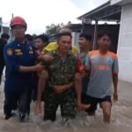 Asksi Heroik Sertu Doni Babinsa 421-09/Tjb ,Gendong Lansia yang Terdampak Banjir Di Wilayah Binaan