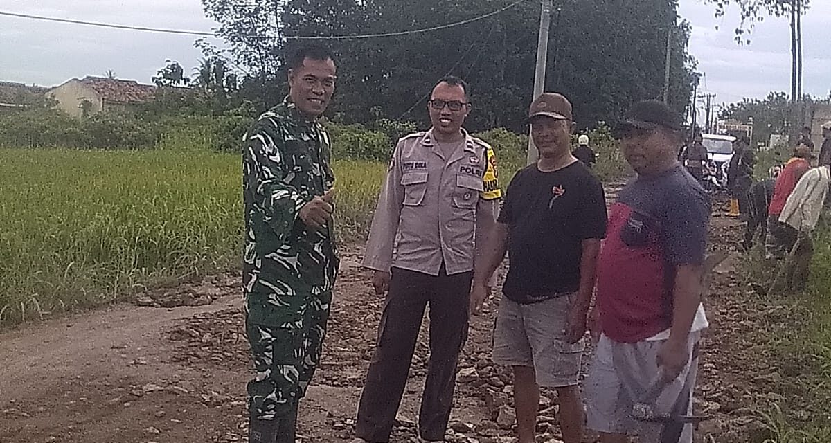 Manunggal dengan Rakyat, Babinsa Gotong Royong Timbun Jalan Berlubang Dan pembersihan Parit