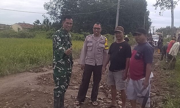 Manunggal dengan Rakyat, Babinsa Gotong Royong Timbun Jalan Berlubang Dan pembersihan Parit