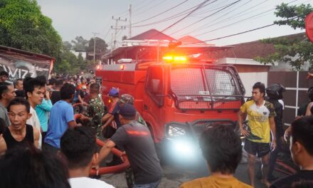 Aksi Heroik, Prajurit Yonif 945/PPC Selamatkan Permukiman Warga