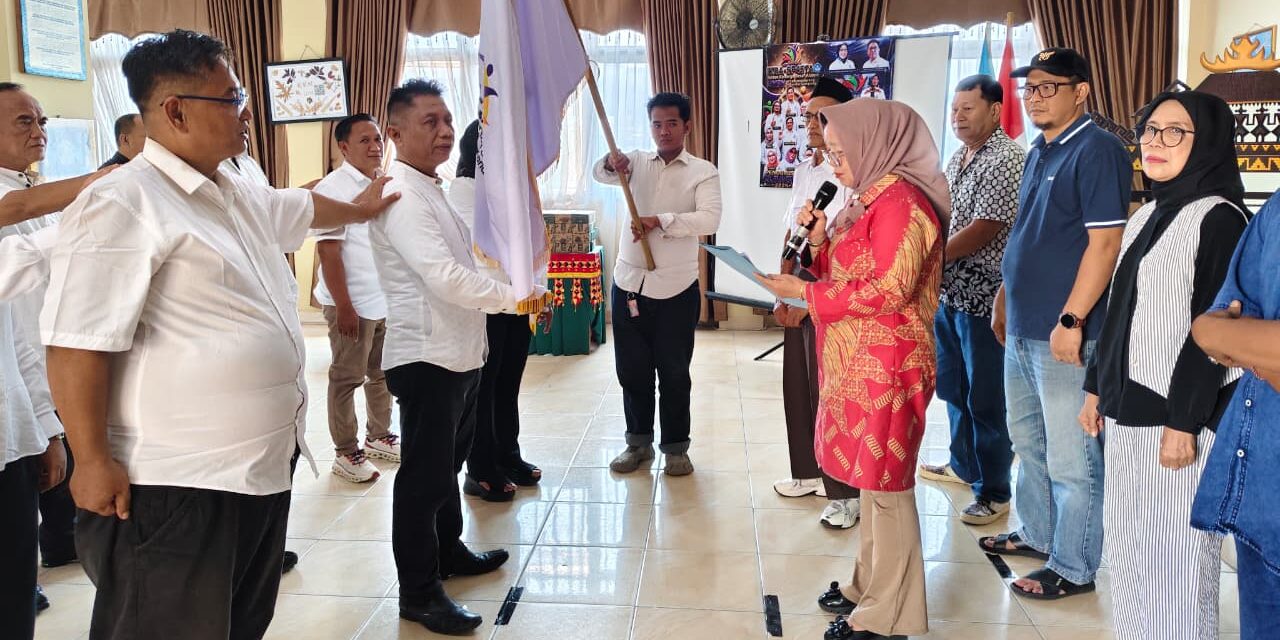 Kepala Sekolah SMPN 5 Balam Marlena, M. Pd Lantik Ketua Umum dan Pengurus IKBA-SP45TA