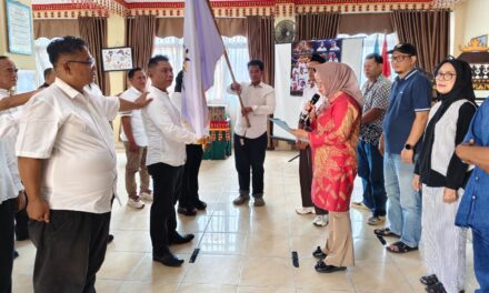 Kepala Sekolah SMPN 5 Balam Marlena, M. Pd Lantik Ketua Umum dan Pengurus IKBA-SP45TA