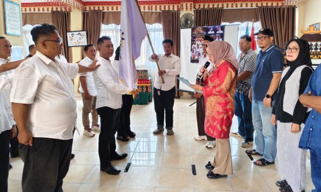 Kepala Sekolah SMPN 5 Balam Marlena, M. Pd Lantik Ketua Umum dan Pengurus IKBA-SP45TA